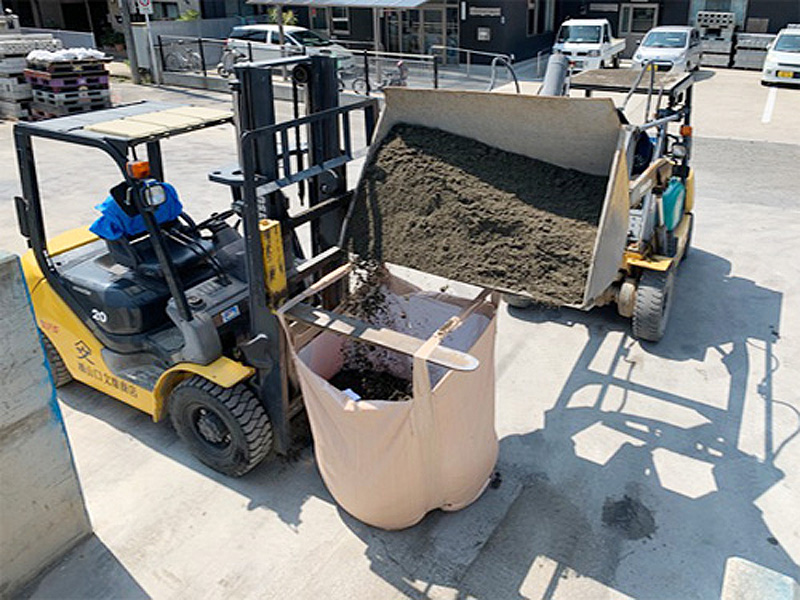 フレコン・バッグに砂を入れる作業