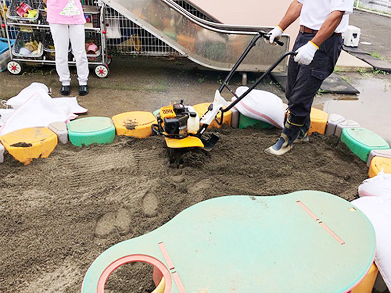 砂場の砂の撹拌