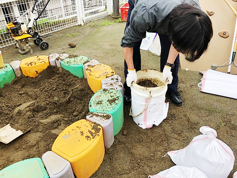 古い砂は袋に詰めて運び出します