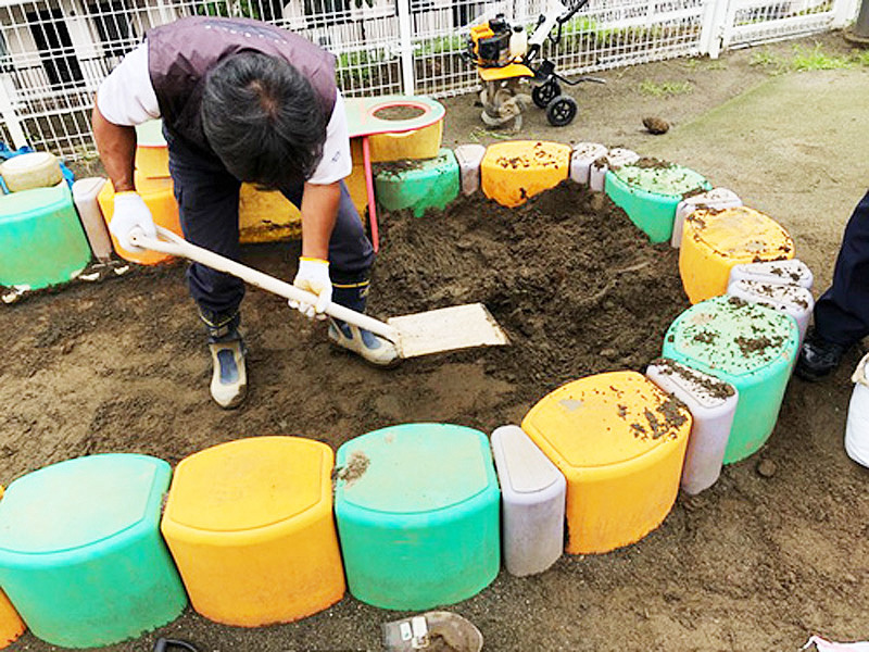 古い砂をすべて撤去