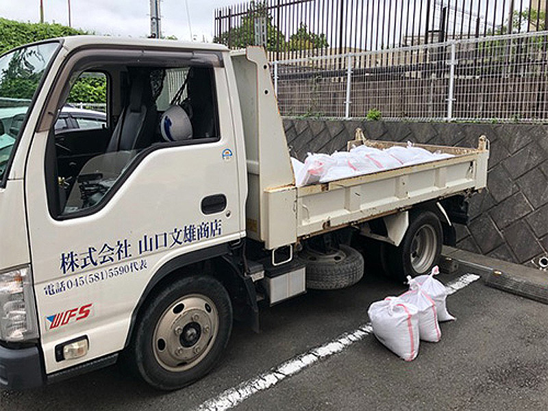 小型ダンプで砂を配送